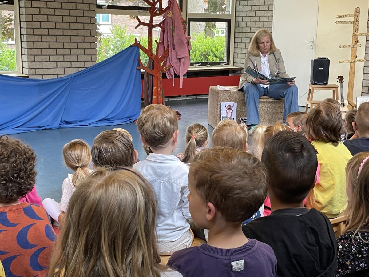 Joes Boonen leest voor aan kinderen