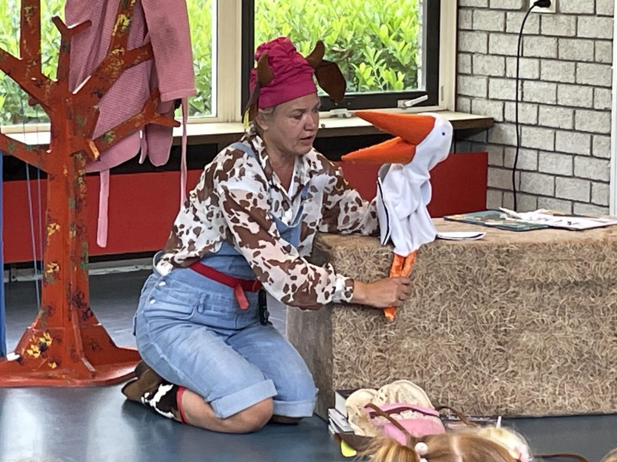 Joes Boonen speelt met poppen