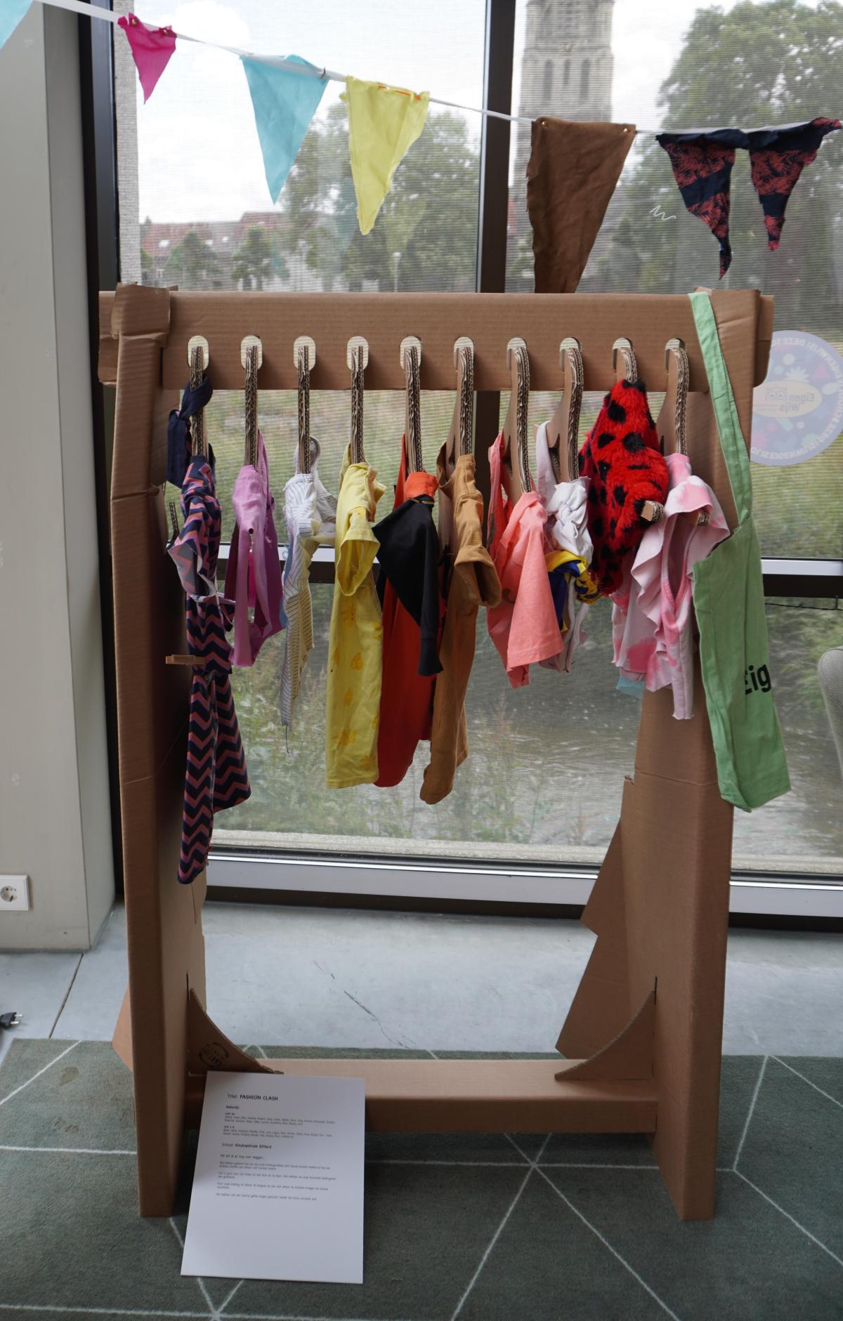 Rek met duurzame kinderkleren