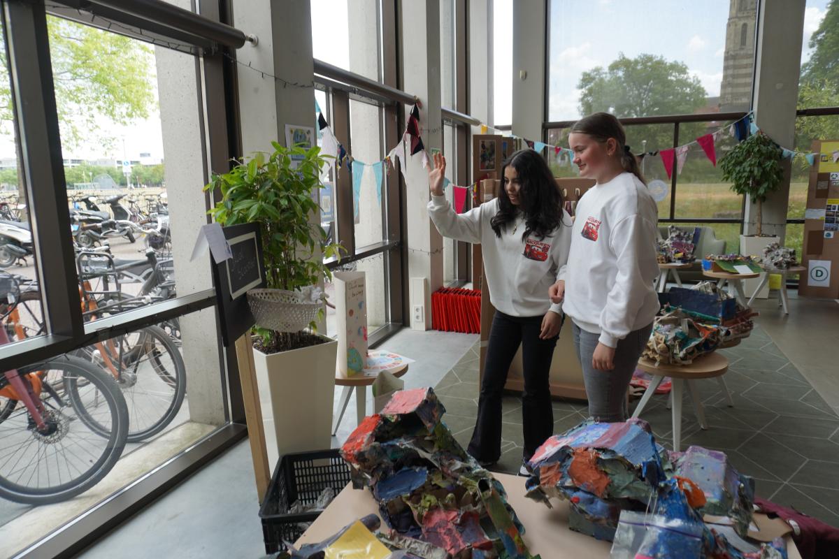 2 leerlingen bekijken project