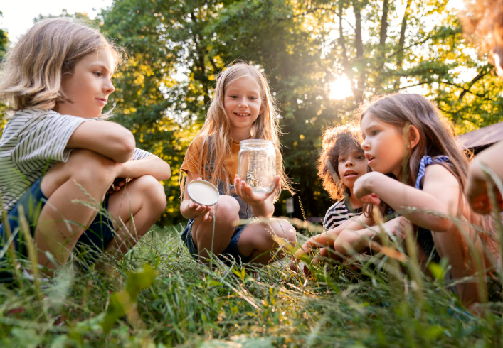 kids spelen buiten