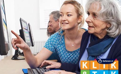 Twee dames wijzen naar een beeldscherm.