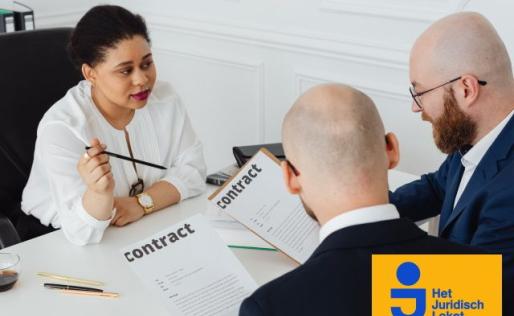 Een mevrouw legt uit hoe een contract werkt aan twee mannen
