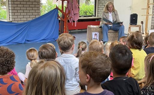 Joes Boonen leest voor aan kinderen