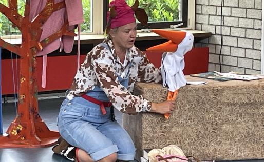 Joes Boonen speelt met poppen