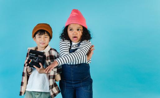 Twee kinderen hebben een camera in de handen