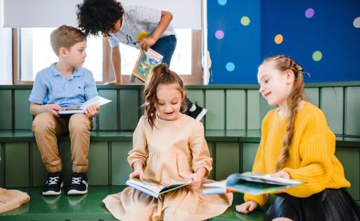 Vier kinderen lezen een boek