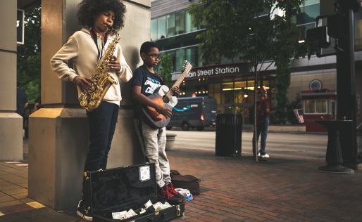 Twee kinderen spelen jazz.