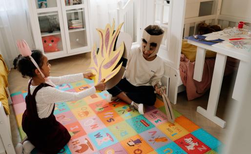 Twee kinderen spelen theater