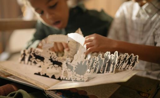 Twee kinderen verwonderen zich over een pop-up boek