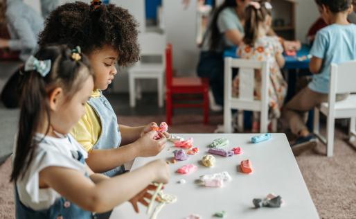 Twee kinderen knutselen aan tafel