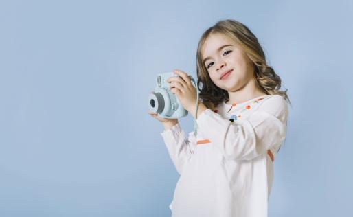kind met fotocamera