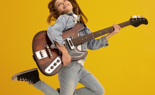 Meisje speelt gitaar